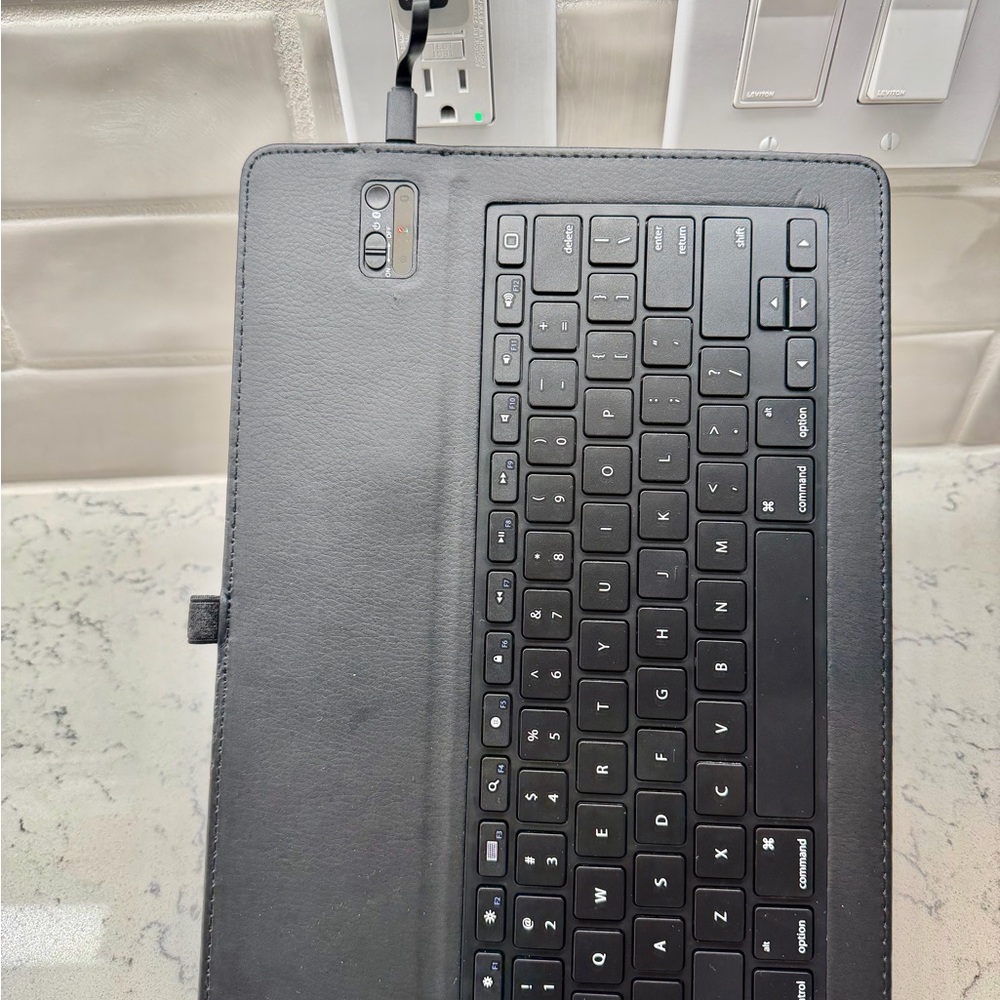 Apple 12.9” iPad Pro 128 GB (2nd Generation) Tablet in Gold comes with 2 cases. - Picture 9 of 16